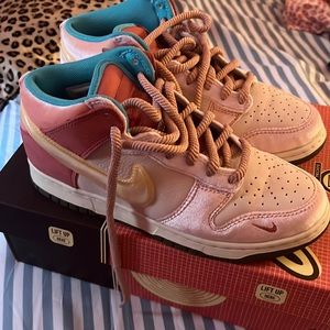 Nike x social status dunks multi color. Used 2x .. bought on stock x ..